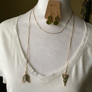 EUC Gold Tone Open Ended Necklace/Earrings Set With Green Glass/Tiny Gem Stones